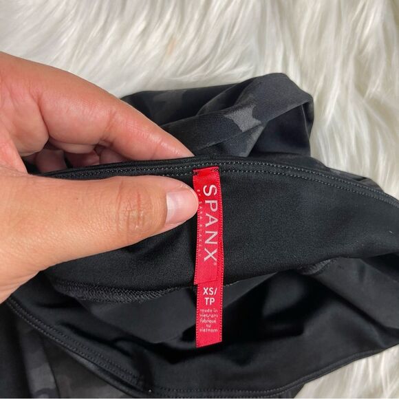 Faux Leather Camo Leggings Size XS - Picture 4 of 8